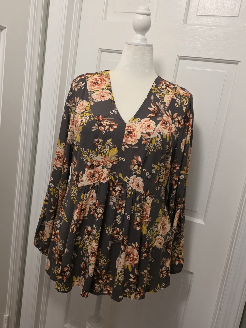 Torrid Floral V-Neck Peplum Tunic Size 2=14/16, Casual Gauze Feel
